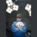 Dr. Gilberson Wanderley Silva reforça que combinações personalizadas em blocos cirúrgicos aumentam a eficácia dos procedimentos.