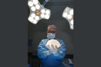 Dr. Gilberson Wanderley Silva reforça que combinações personalizadas em blocos cirúrgicos aumentam a eficácia dos procedimentos.