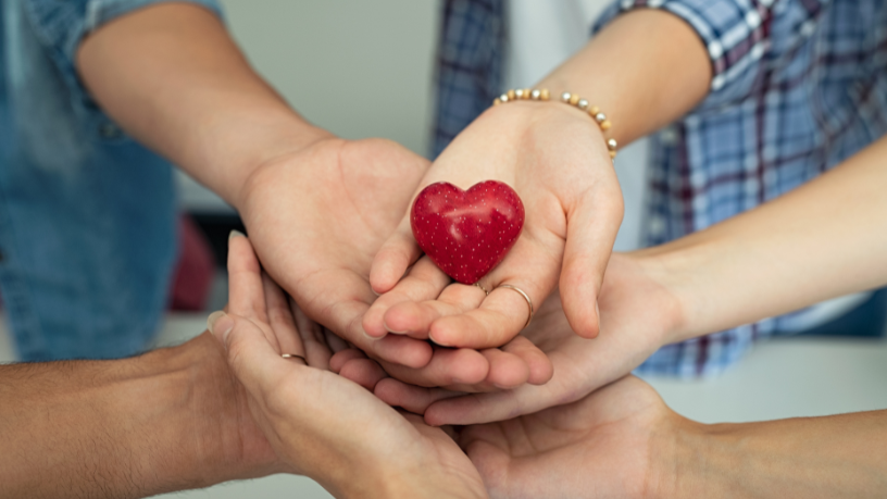 Comprometida com os necessitados, a Igreja Católica é retratada por Jose Eduardo De Oliveira e Silva em sua missão de amor e solidariedade.