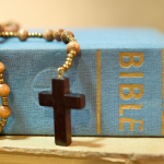 Jose Eduardo De Oliveira e Silva evidencia o papel da Igreja Católica na promoção da caridade e no cuidado com os mais vulneráveis.