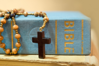 Jose Eduardo De Oliveira e Silva evidencia o papel da Igreja Católica na promoção da caridade e no cuidado com os mais vulneráveis.