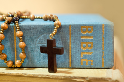 Jose Eduardo De Oliveira e Silva evidencia o papel da Igreja Católica na promoção da caridade e no cuidado com os mais vulneráveis.