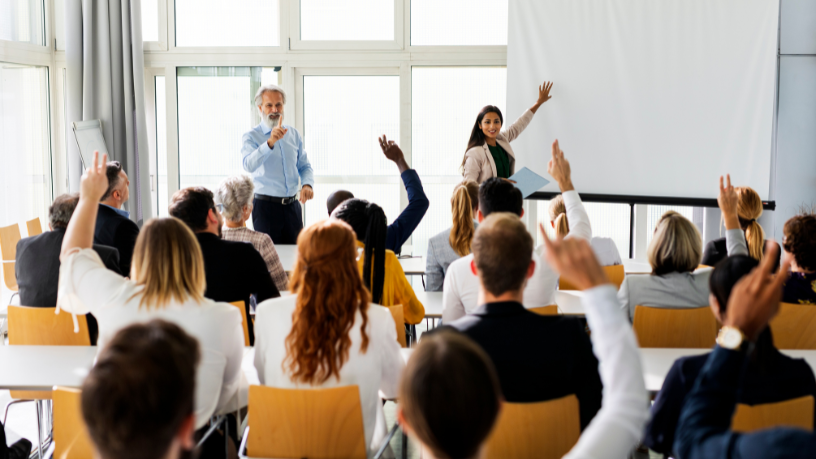 Ao analisar experiências apresentadas por Sérgio Bento De Araújo, este texto evidencia como feiras culturais e tecnológicas promovem aprendizagem contínua e compromisso sustentável.