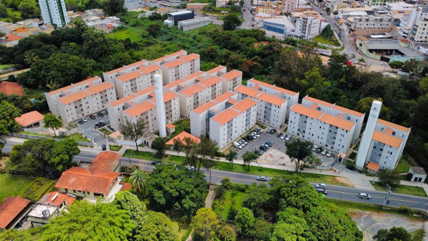 Vista aérea de um complexo de apartamentos cercado por áreas verdes em Minas Gerais.