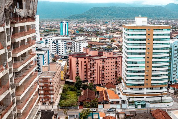 Vista de uma área urbana de Praia Grande, em São Paulo, com diversos edifícios residenciais altos.