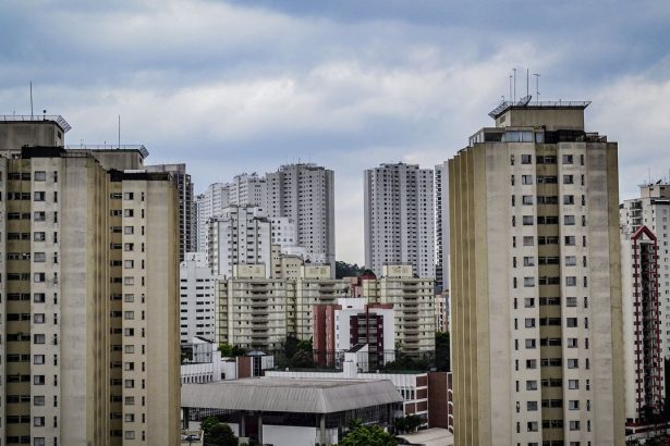 Vista de prédios residenciais de São Paulo sob um céu nublado.