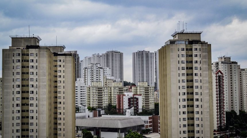 Vista de prédios residenciais de São Paulo sob um céu nublado.