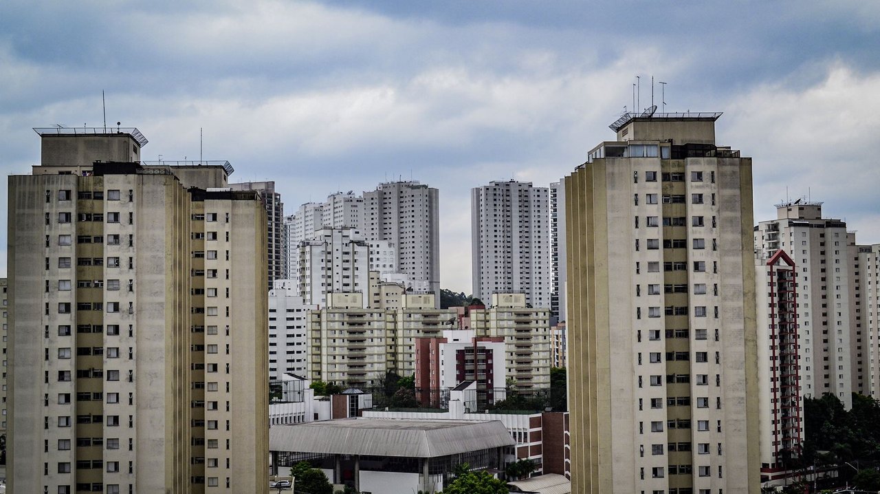Vista de prédios residenciais de São Paulo sob um céu nublado.