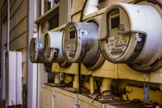 Medidores inteligentes de energia instalados na parede externa de uma residência